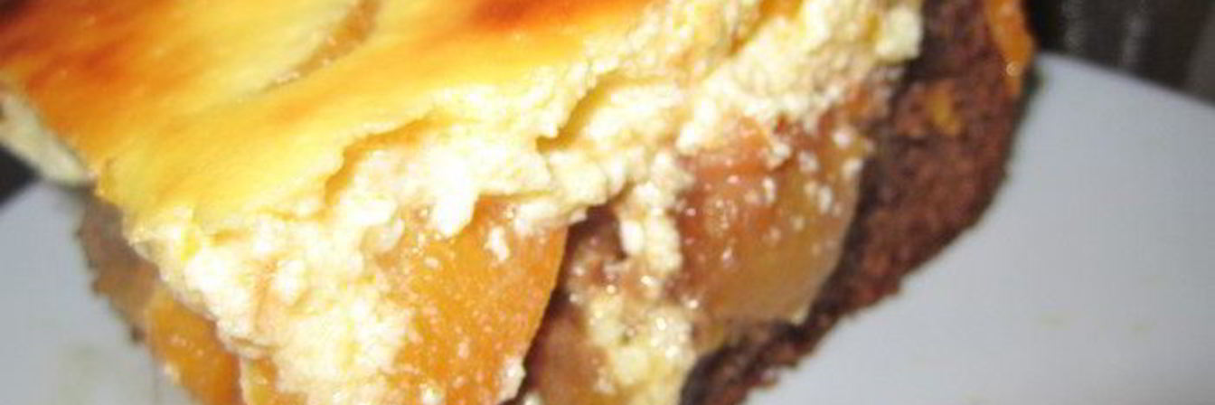 Брауни с абрикосами и творожным кремом