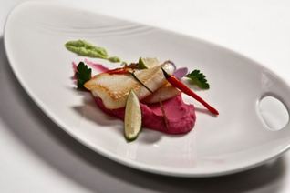 Филе камбалы со сливочным кремом и красным картофельным пюре