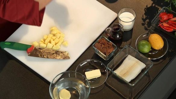 ШАГ 2. филе камбалы со сливочным кремом и красным картофельным пюре