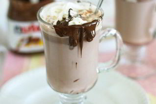 Фраппе с горячим шоколадом и кремом из фундука