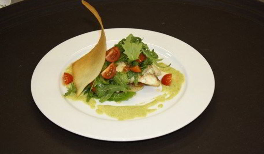 Рецепт камбала с картофелем, рукколой, помидорами черри и кремом из спаржи и пастернака