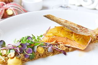 Кижуч с жареным киноа, белыми грибами и кремом из хурмы