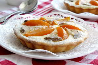 Корзиночки с персиками, грушами и сырным кремом