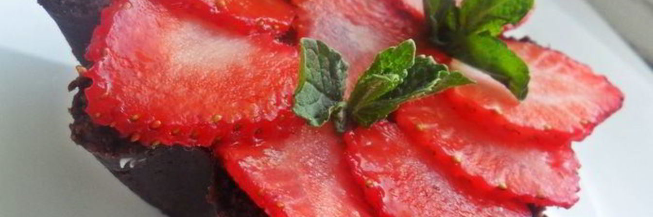 Корзиночки с шоколадным кремом и клубникой