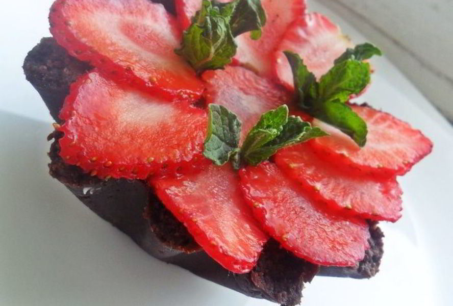 Корзиночки с шоколадным кремом и клубникой