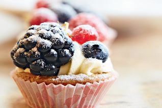 Корзиночки с заварным кремом и ягодами