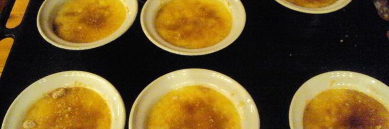 Крем-брюле с яблоками и изюмом