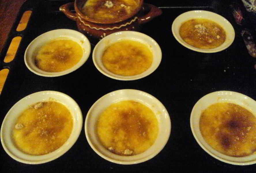 Крем-брюле с яблоками и изюмом