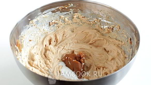 ШАГ 4. крем из сметаны и сгущенки для торта