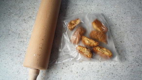 ШАГ 4. крем сабайон с кантучини и вишней