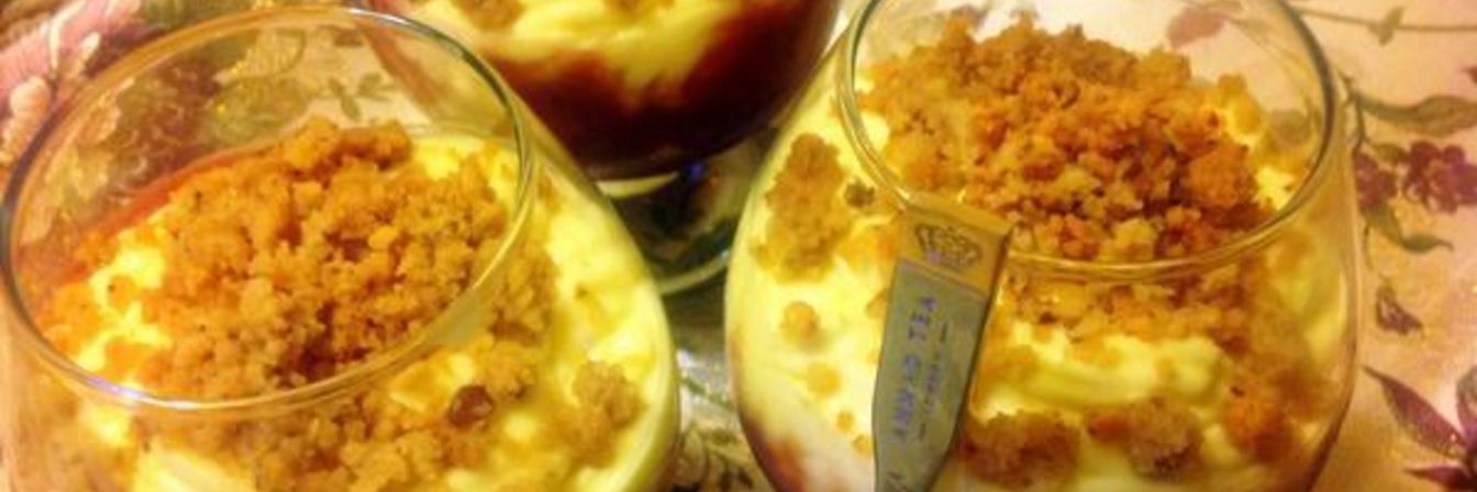 Малиновый десерт с кремом патисьер и штрейзелем