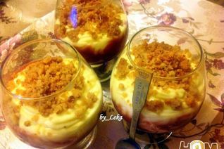 Малиновый десерт с кремом патисьер и штрейзелем