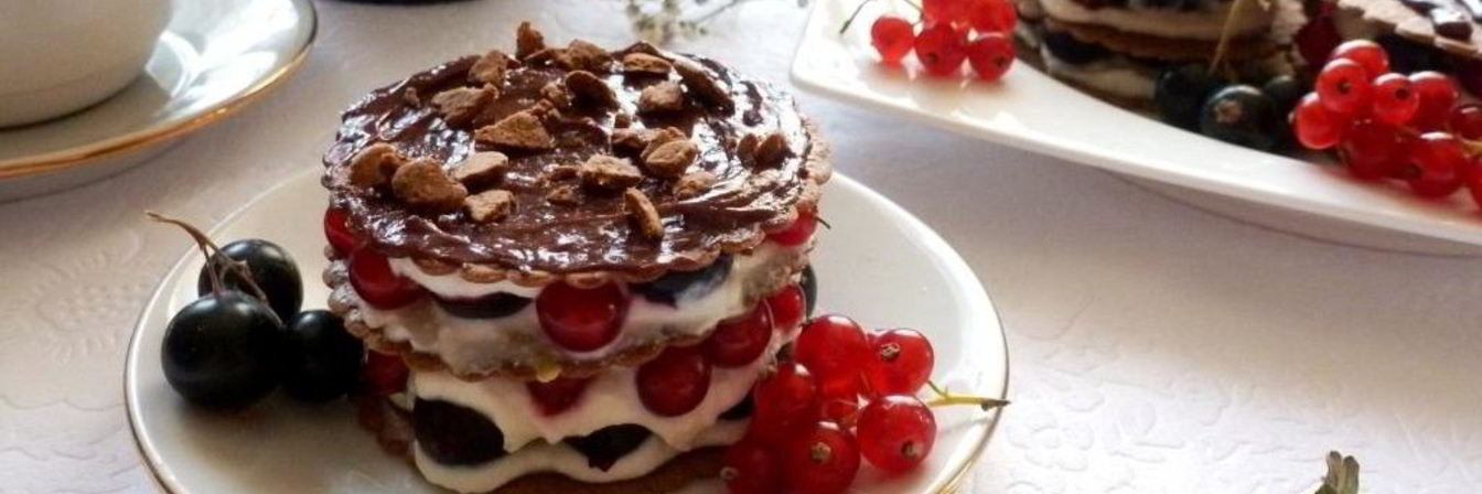 Мильфей с творожным кремом, крыжовником и смородиной