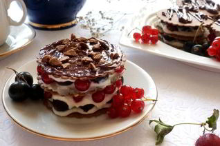 Мильфей с творожным кремом, крыжовником и смородиной