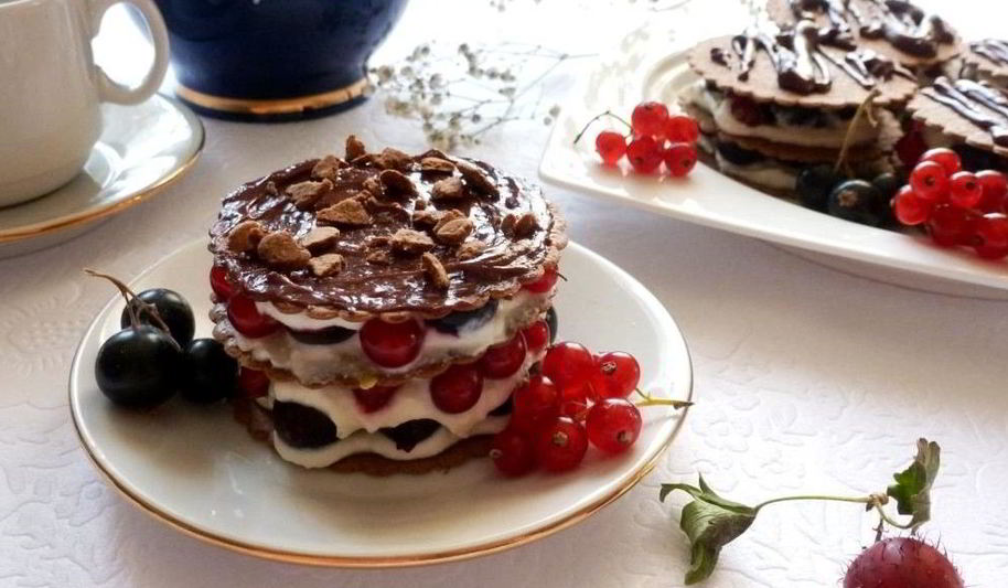 Рецепт мильфей с творожным кремом, крыжовником и смородиной