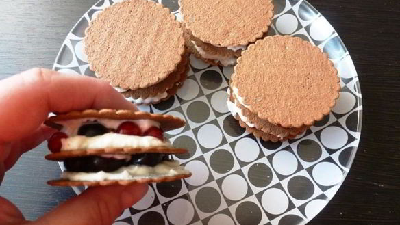 ШАГ 3. мильфей с творожным кремом, крыжовником и смородиной