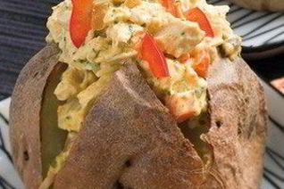 Печеный картофель на гриле с кремом из авокадо