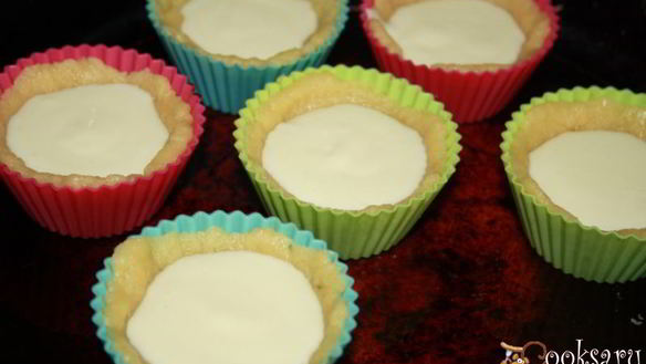 ШАГ 6. песочные корзинки с кремом и абрикосом яишенки