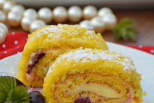Рулет с лимонным кремом и ягодами