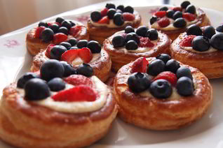 Слоеные корзиночки с заварным кремом и ягодами