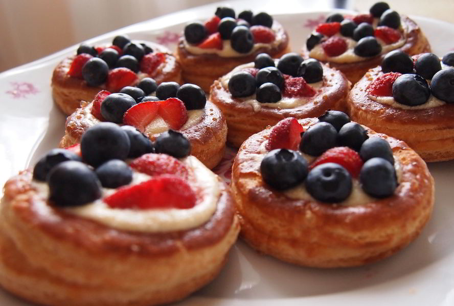 Слоеные корзиночки с заварным кремом и ягодами