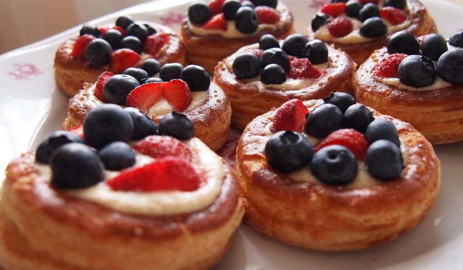 Рецепт слоеные корзиночки с заварным кремом и ягодами