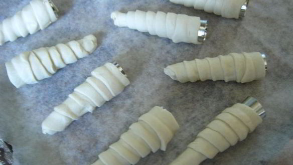 ШАГ 3. слоеные трубочки с белковым кремом