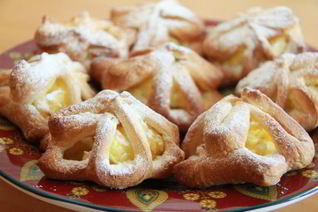 Слоеные звездочки с кремом патисьер и кусочками яблока