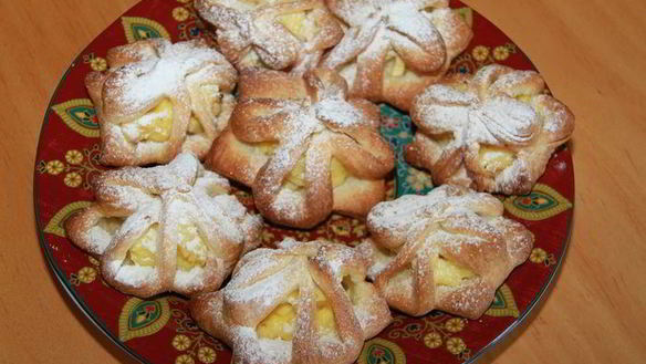 ШАГ 11. слоеные звездочки с кремом патисьер и кусочками яблока