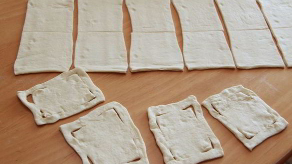 ШАГ 8. слоеные звездочки с кремом патисьер и кусочками яблока