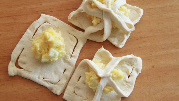 ШАГ 9. слоеные звездочки с кремом патисьер и кусочками яблока