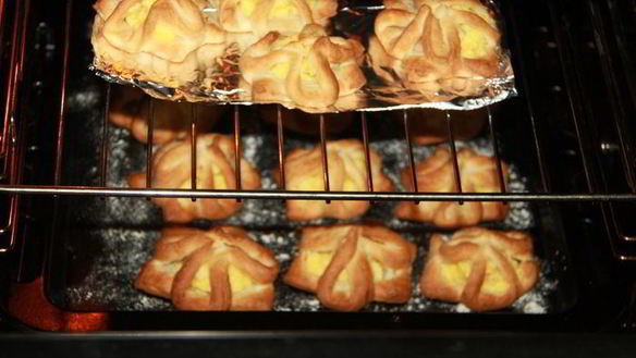 ШАГ 10. слоеные звездочки с кремом патисьер и кусочками яблока