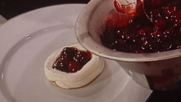 ШАГ 13. вишневый мильфей с творжно-сливочным кремом и карамельным крокантом