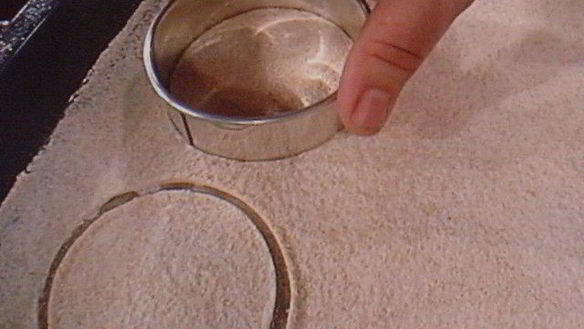 ШАГ 4. вишневый мильфей с творжно-сливочным кремом и карамельным крокантом