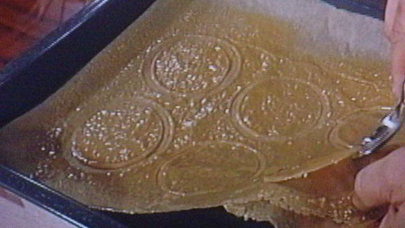 ШАГ 7. вишневый мильфей с творжно-сливочным кремом и карамельным крокантом