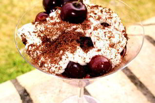 Вишня с шоколадом и миндальным кремом