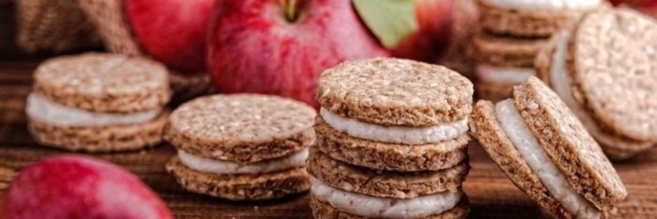 Яблочные печенья с отрубями, кунжутом и творожным кремом