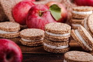 Яблочные печенья с отрубями, кунжутом и творожным кремом