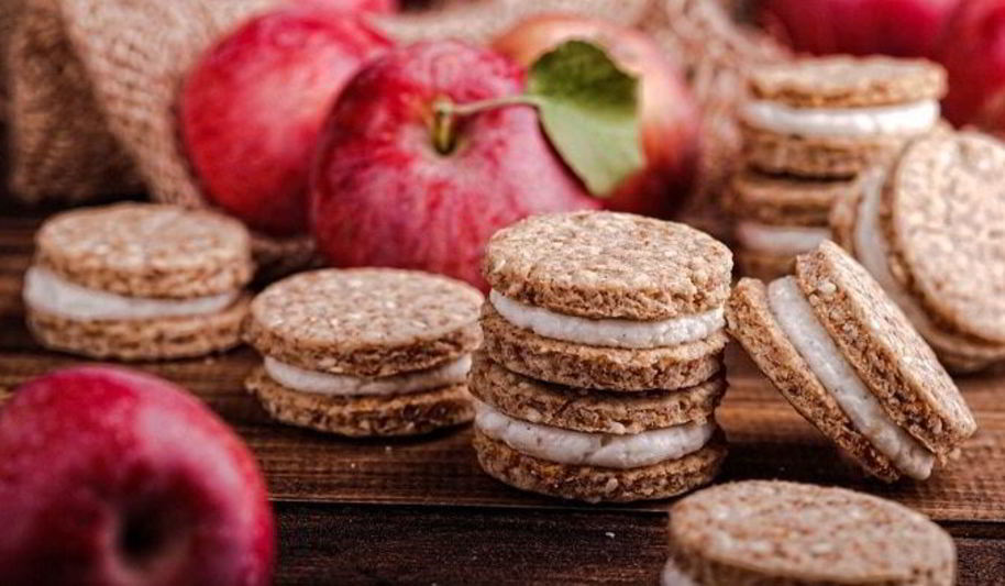 Рецепт яблочные печенья с отрубями, кунжутом и творожным кремом