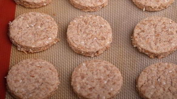 ШАГ 13. яблочные печенья с отрубями, кунжутом и творожным кремом