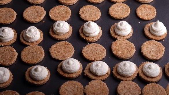 ШАГ 14. яблочные печенья с отрубями, кунжутом и творожным кремом