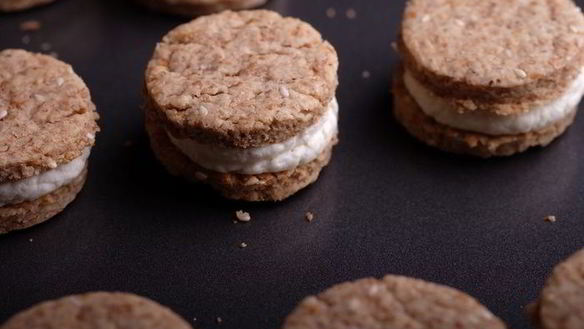 ШАГ 15. яблочные печенья с отрубями, кунжутом и творожным кремом