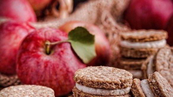 ШАГ 16. яблочные печенья с отрубями, кунжутом и творожным кремом