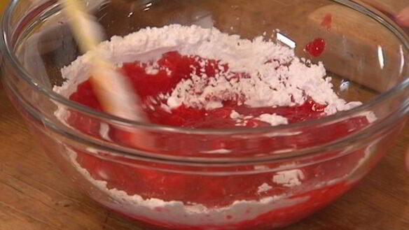ШАГ 4. малиновое желе с пузырьками