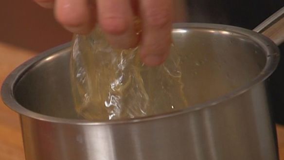 ШАГ 7. малиновое желе с пузырьками