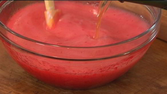 ШАГ 8. малиновое желе с пузырьками
