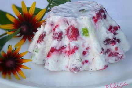 Малиновый десерт с цукатами и орехами