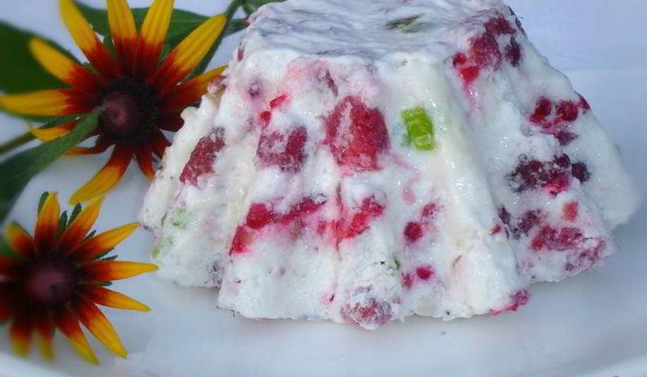 Рецепт малиновый десерт с цукатами и орехами