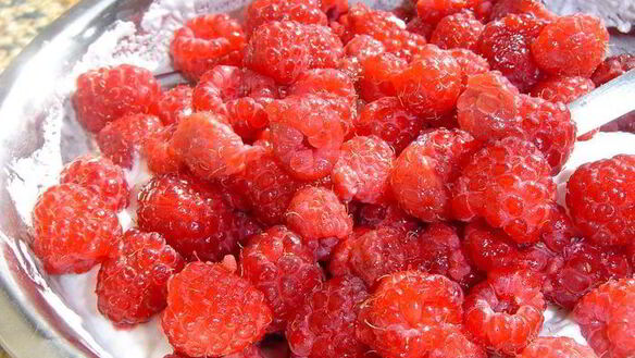 ШАГ 3. малиновый десерт с цукатами и орехами