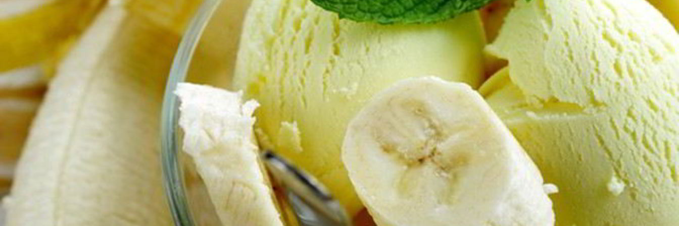 Банановое мороженое с сахарной пудрой